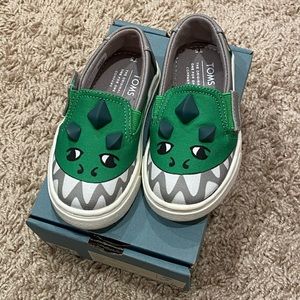 B2G1- Grey Dino- Glow in the dark 3D